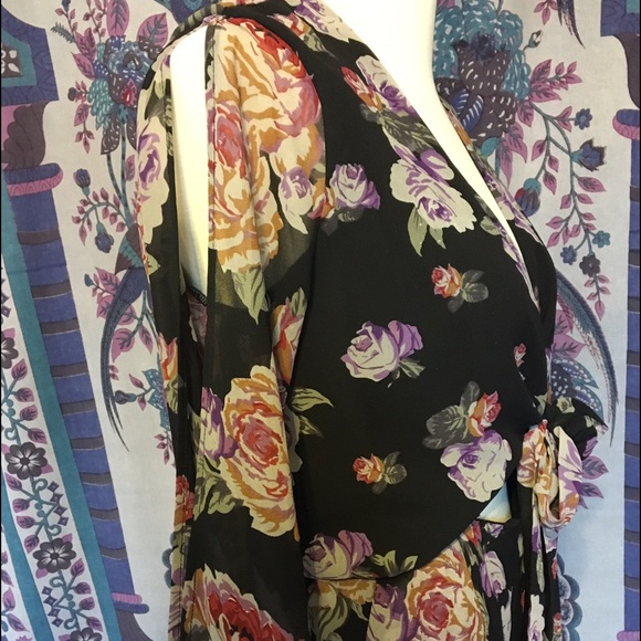 Open-Sleeve Floral Romper - Picture 2 of 4