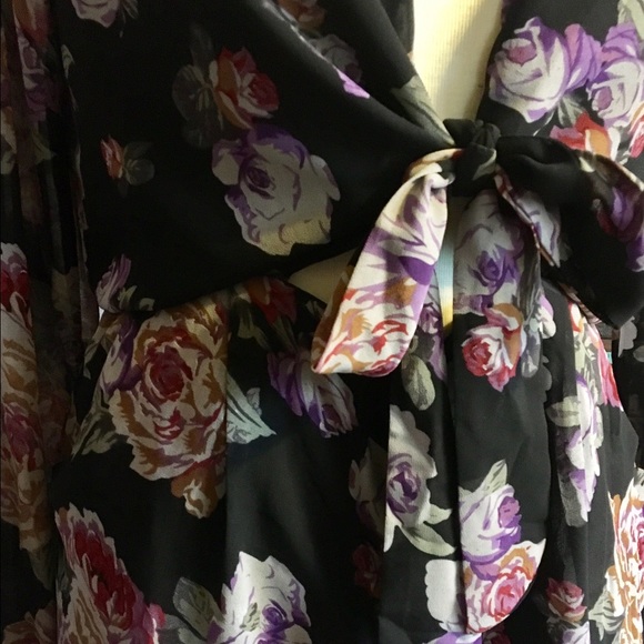 Open-Sleeve Floral Romper - Picture 3 of 4