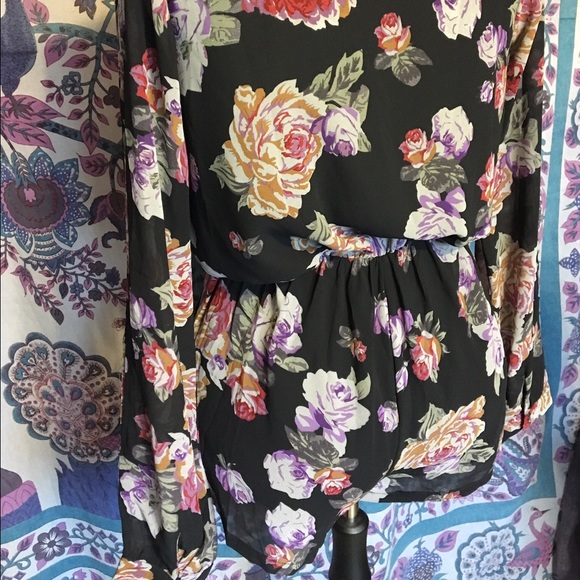 Open-Sleeve Floral Romper - Picture 4 of 4