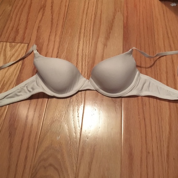 Gilly Hicks bra size 32a