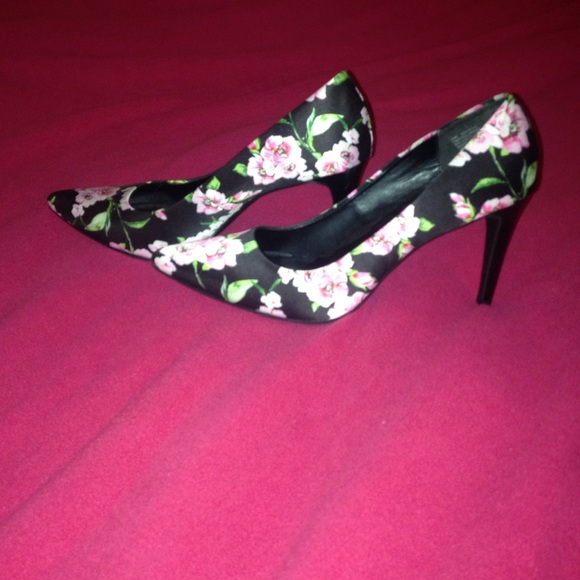 Pointy Floral Heels 🌷