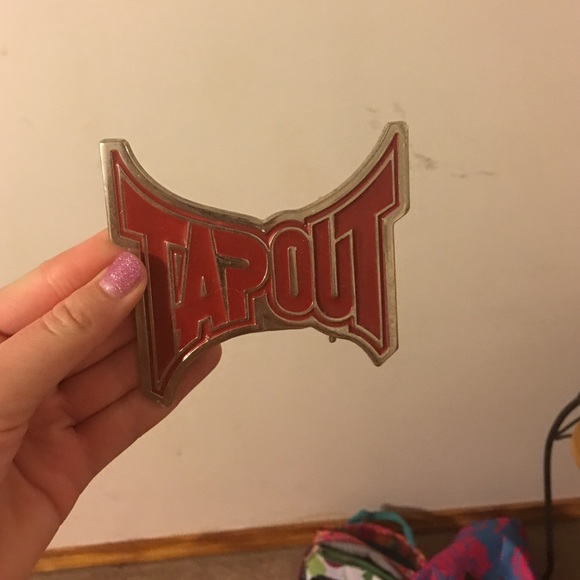 Tap out belt buckle