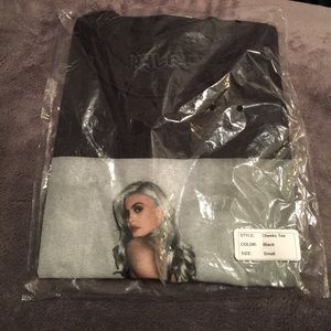 KYLIE Black Cheeks Tee SMALL