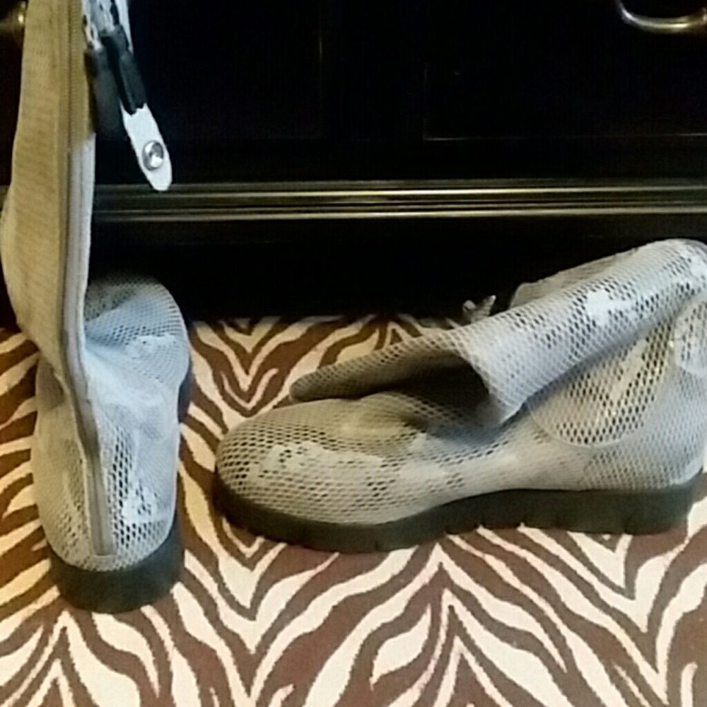 Boots - Picture 3 of 3