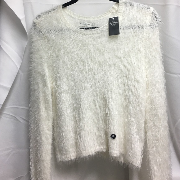 Long sleeve soft sweater.