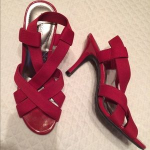 Red sandal heels size 5 Dexflex Comfort