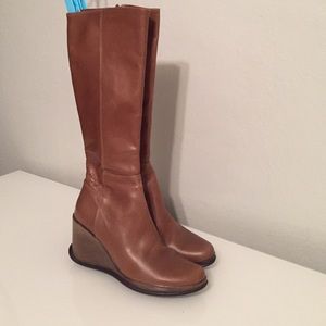 Kenneth Cole tan leather wedge boots size 6
