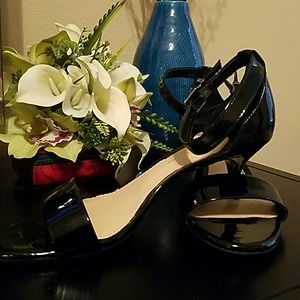 EUC Gianni Bini patent leather kitten heels size 9