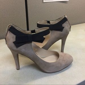 Nine West Suede Tan & Black pump with side bow