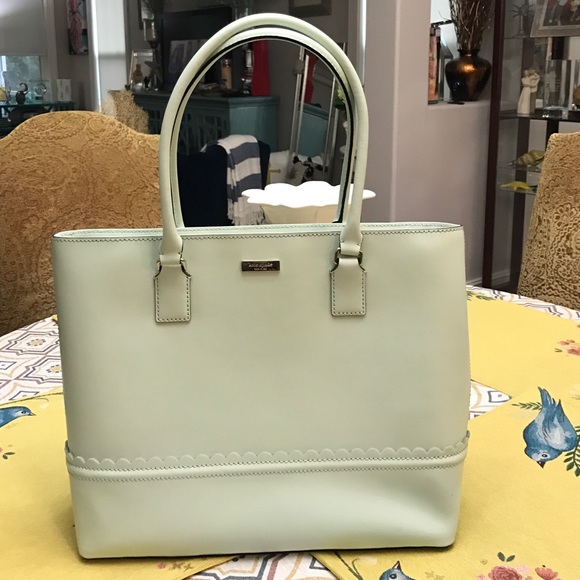 I'm selling this authentic Kate spade purse