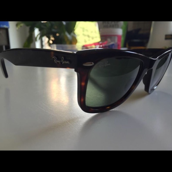Ray-Ban Wayfarer tortoise sunglasses - Picture 3 of 4
