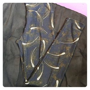 LuLaRoe Leggings with feathers! *NWOT*