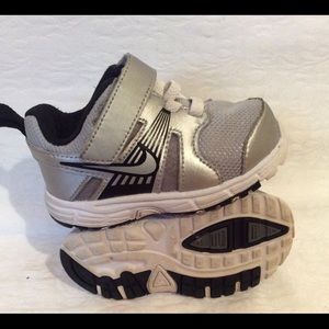 Infant boys Nike tennis shoes sz 4.5