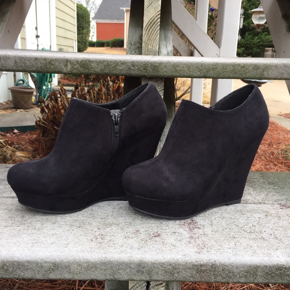 NWOT Adorable black wedge booties! 🖤
