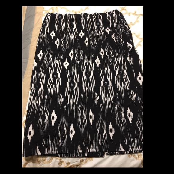 Black and white pencil skirt