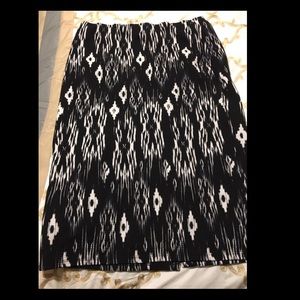 Black and white pencil skirt
