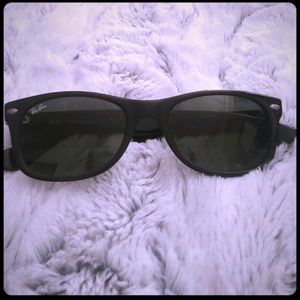 Small Ray-Ban Wayferer sunglasses.