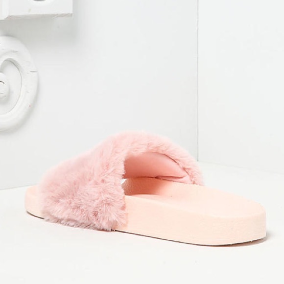 BACK IN STOCK! Pink Faux Fur Slides! 😇 - Picture 2 of 3