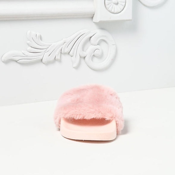 BACK IN STOCK! Pink Faux Fur Slides! 😇 - Picture 3 of 3