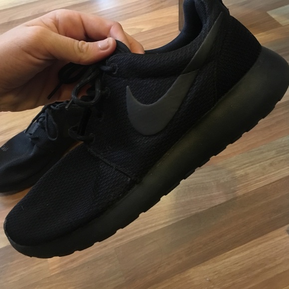 Nike black roshes