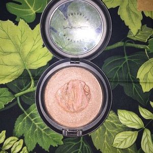 MAC Mineralize Skinfinish in Semi Precious Crystal