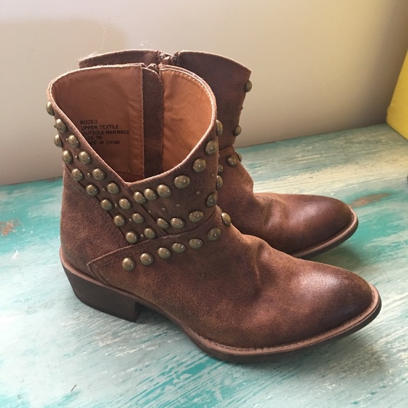 Cute ankle boots!! Never worn!!