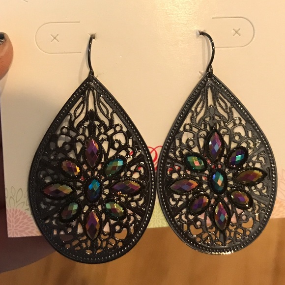 Black dangle earrings 🌈💃🏼☂️