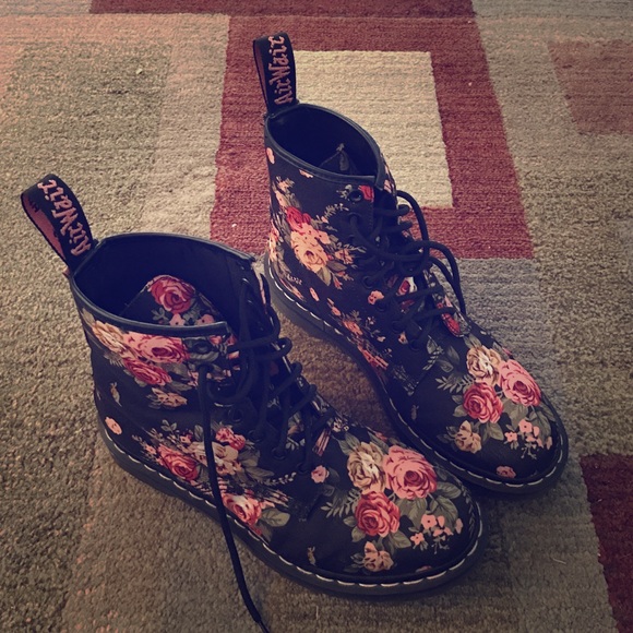 FLORAL VICTORIAN DOC MARTENS!