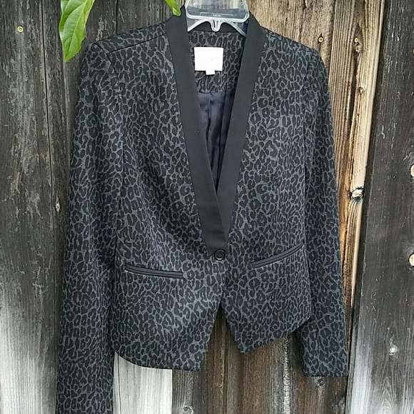 Beautiful tuxedo blazer