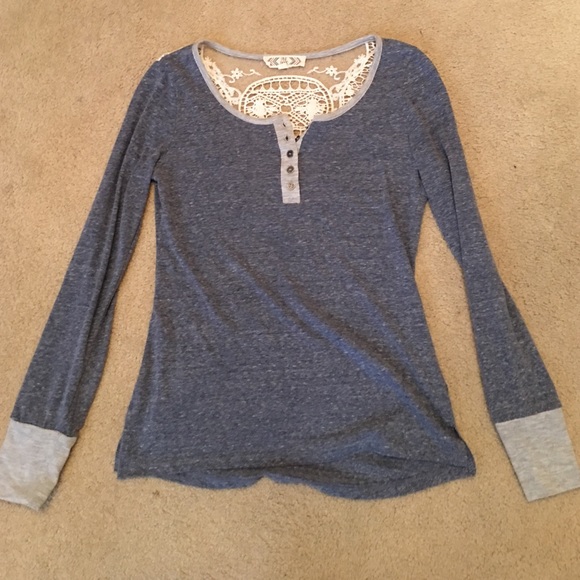 Long sleeve lace-back shirt