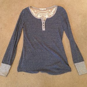 Long sleeve lace-back shirt