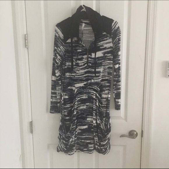 Kensie size small comfy dress with pockets. NWOT