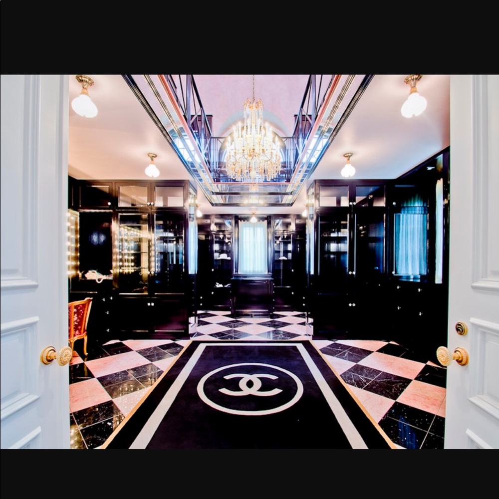 IM A SUGGESTED USER!! ✨🍾🎉 yay!