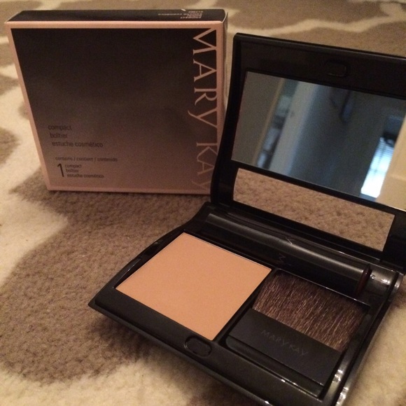 NEW FULL Mary Kay compact w/ makeup