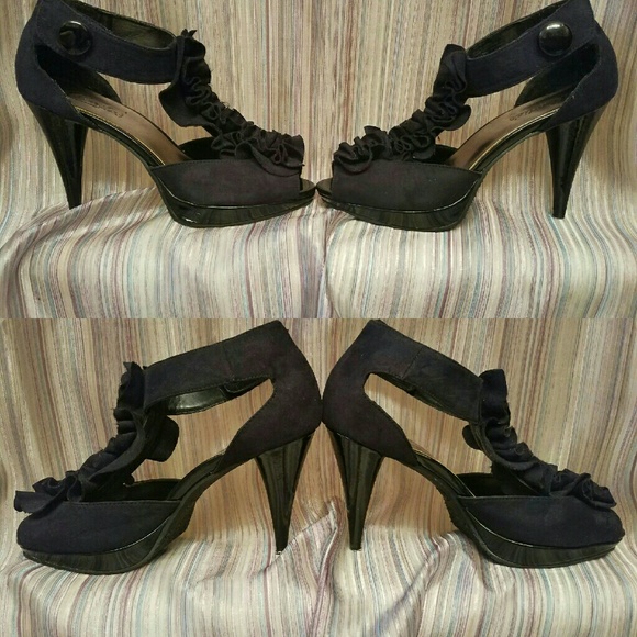 👠BLACK RUFFLE HIGH HEELS