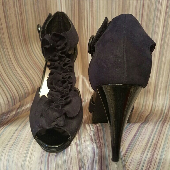 👠BLACK RUFFLE HIGH HEELS - Picture 2 of 3