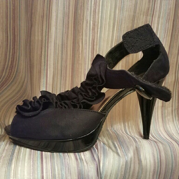 👠BLACK RUFFLE HIGH HEELS - Picture 3 of 3