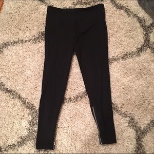 Lululemon cropped black zipper legging. Size 8.