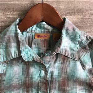 Wrangler ladies Western  plaid button up shirt