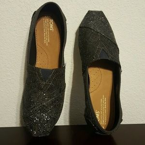 Toms black lace closed toe slip on