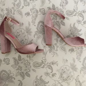 New betsey Johnson open toe velvet heel.