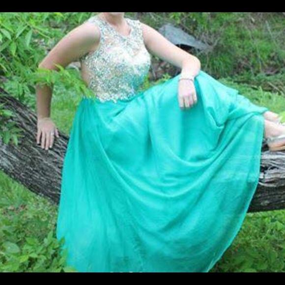 Prom Dress 👗 - Picture 3 of 4