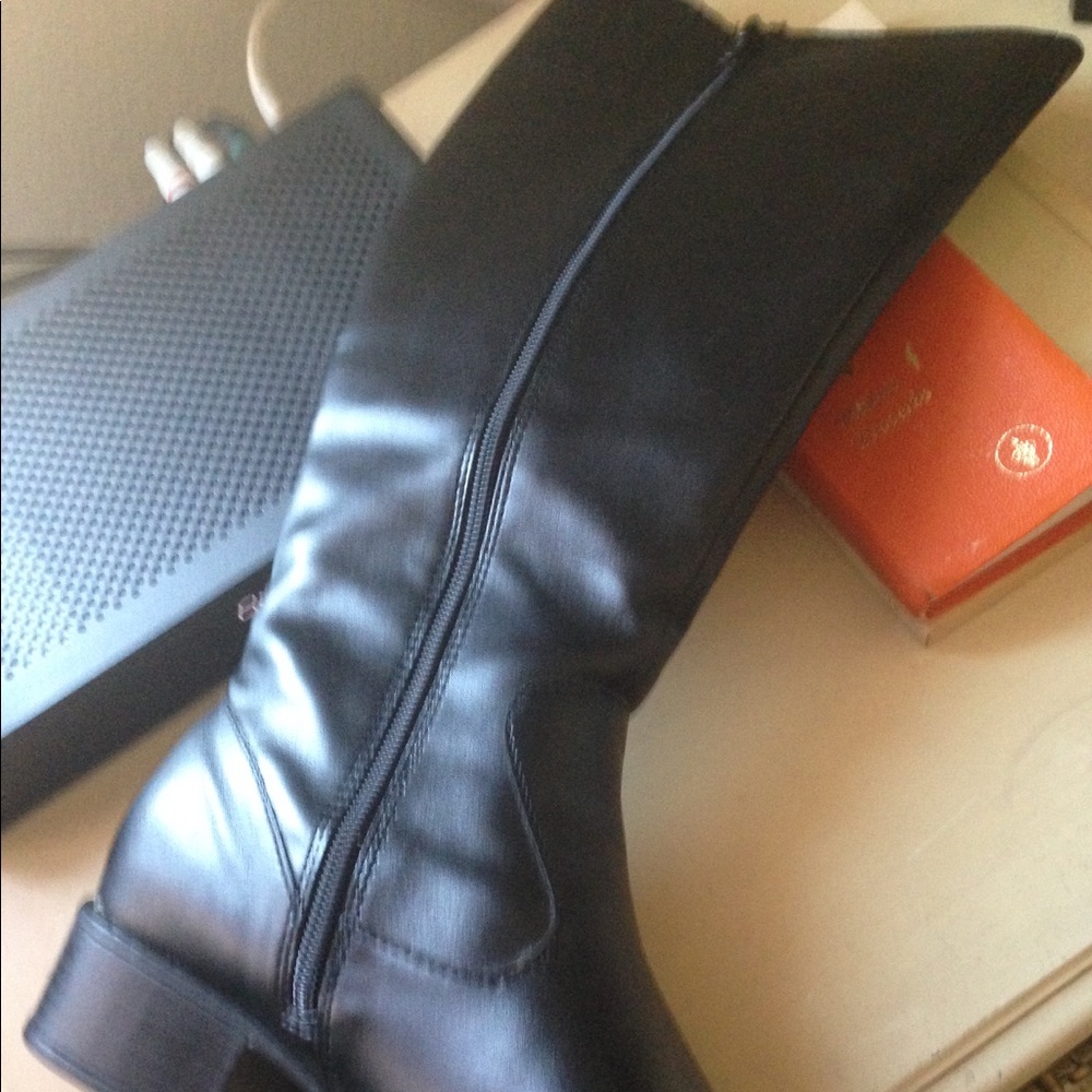 🛑🛑SOLD🛑🛑Ladies Black Low Heel Boots. - Picture 5 of 7