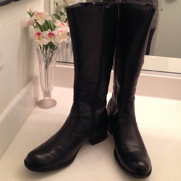 🛑🛑SOLD🛑🛑Ladies Black Low Heel Boots. - Picture 2 of 7