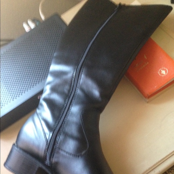 🛑🛑SOLD🛑🛑Ladies Black Low Heel Boots. - Picture 5 of 7