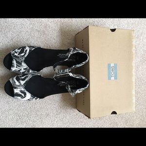 BNWT Women's 7 Black and White platform wedges