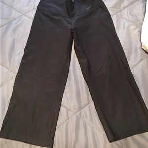 NWOT Nike wide leg Capris