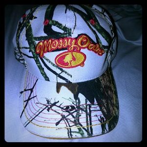 NEVER WORN mossy oak hat!
