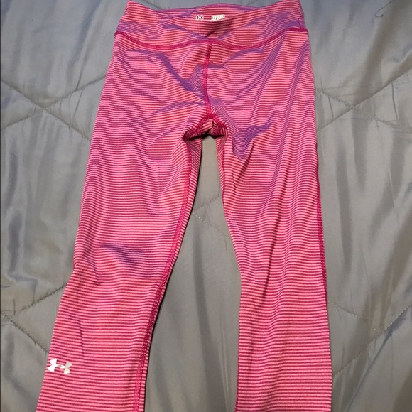 EUC under armour pink stripe Capris