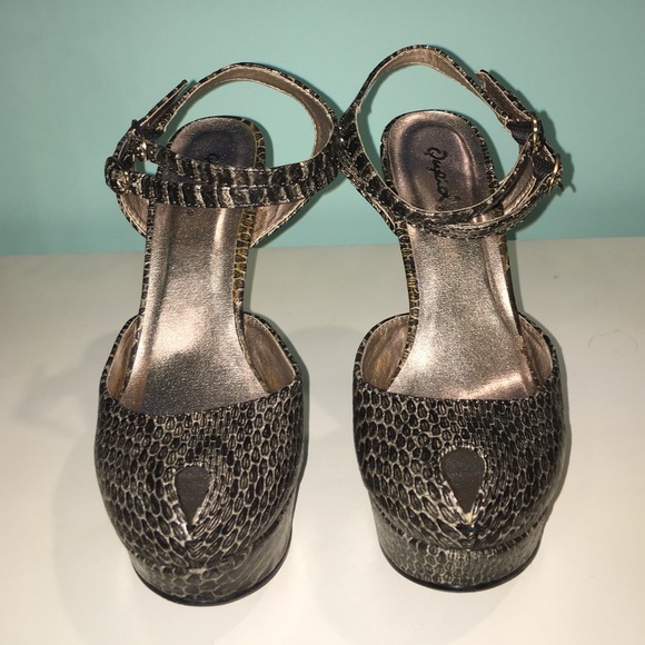 Olive Snakeskin design heels - Picture 2 of 4